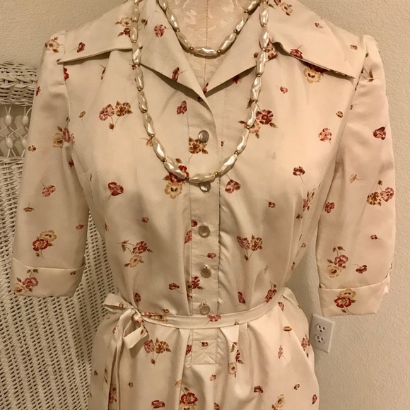 Cream light weight dress - Picture 2 of 5